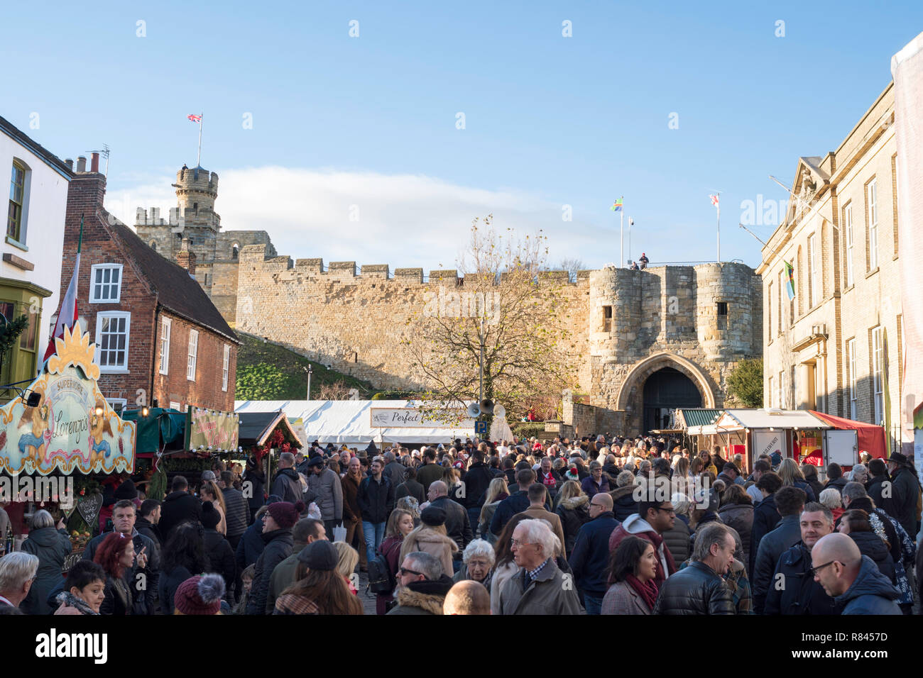 Massen von Menschen in Castle Hill, Lincoln Weihnachtsmarkt, Lincolnshire, England, Großbritannien Stockfoto