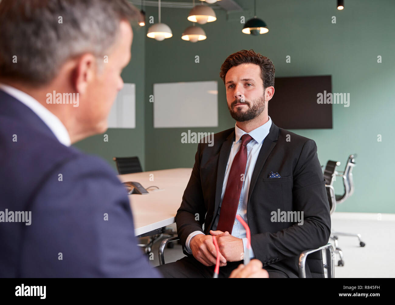 Geschäftsmann interviewen, männliche Bewerber bei der Einstellung von Hochschulabsolventen Bewertung Tag im Büro Stockfoto