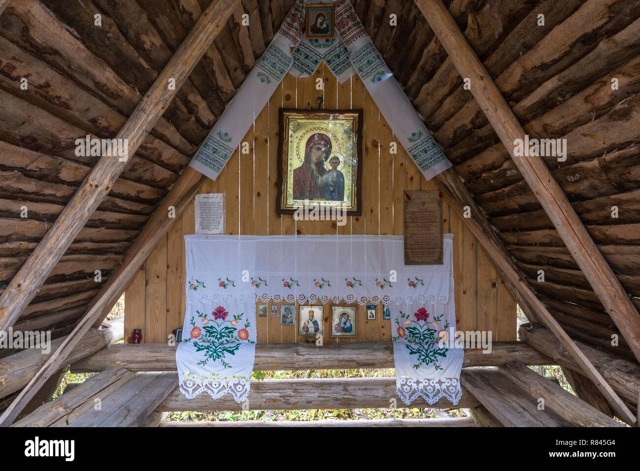 Zu Ehren der heiligen Quelle des Kasaner Ikone der Mutter Gottes an einem Herbsttag in der Nähe des Dorfes Kommunar, neysky Bezirk, Region Kostroma, Russland. Stockfoto