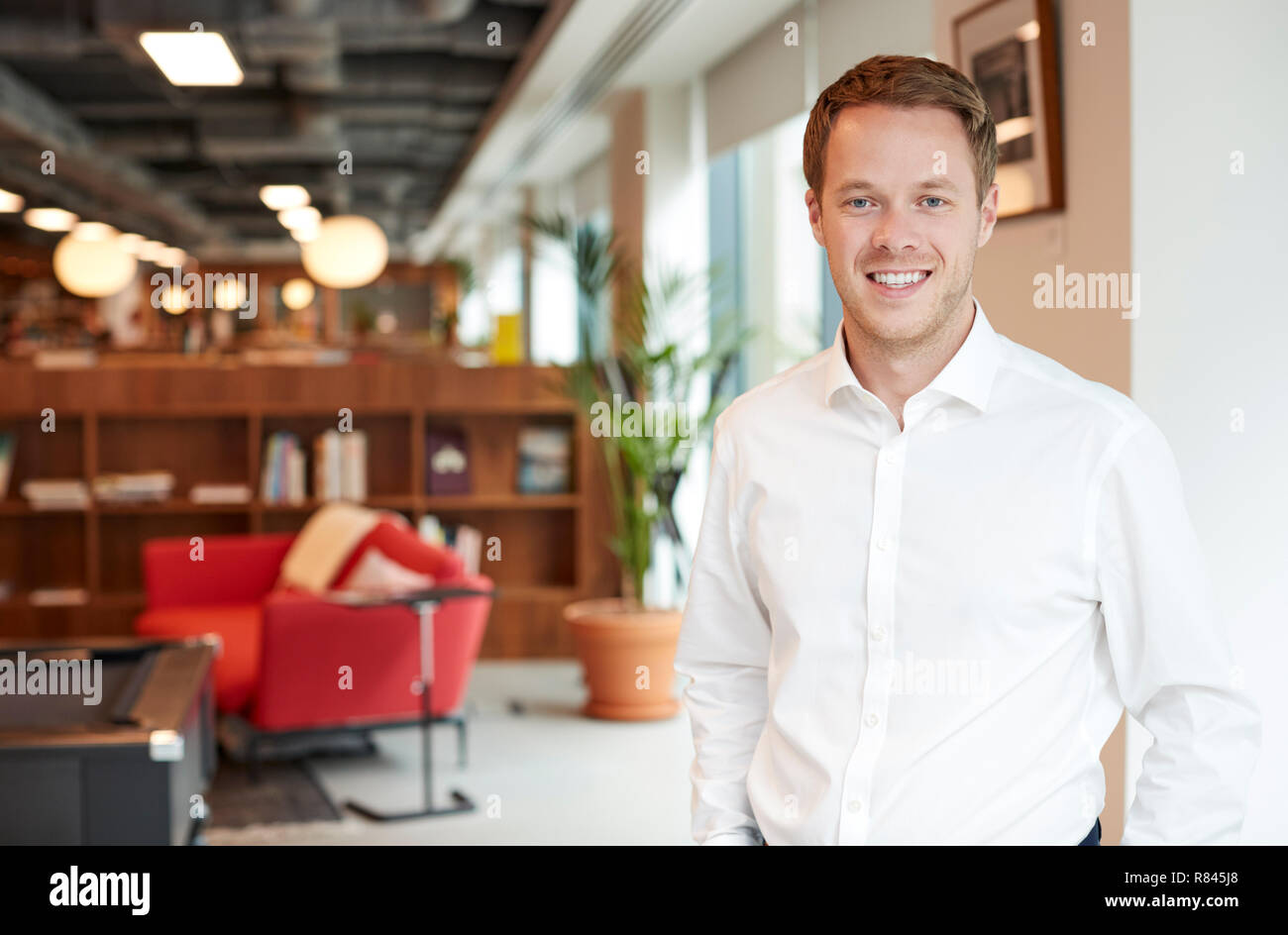 Portrait der Junge Unternehmer stehen in modernen Büro an Graduate Recruitment Assessment Day Stockfoto