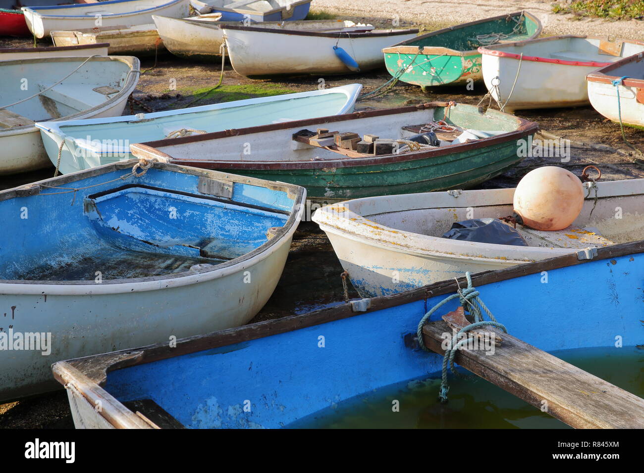 Bunte Boote bei Ebbe, entlang der Mündung der Themse, Leigh-on-Sea, Großbritannien Stockfoto