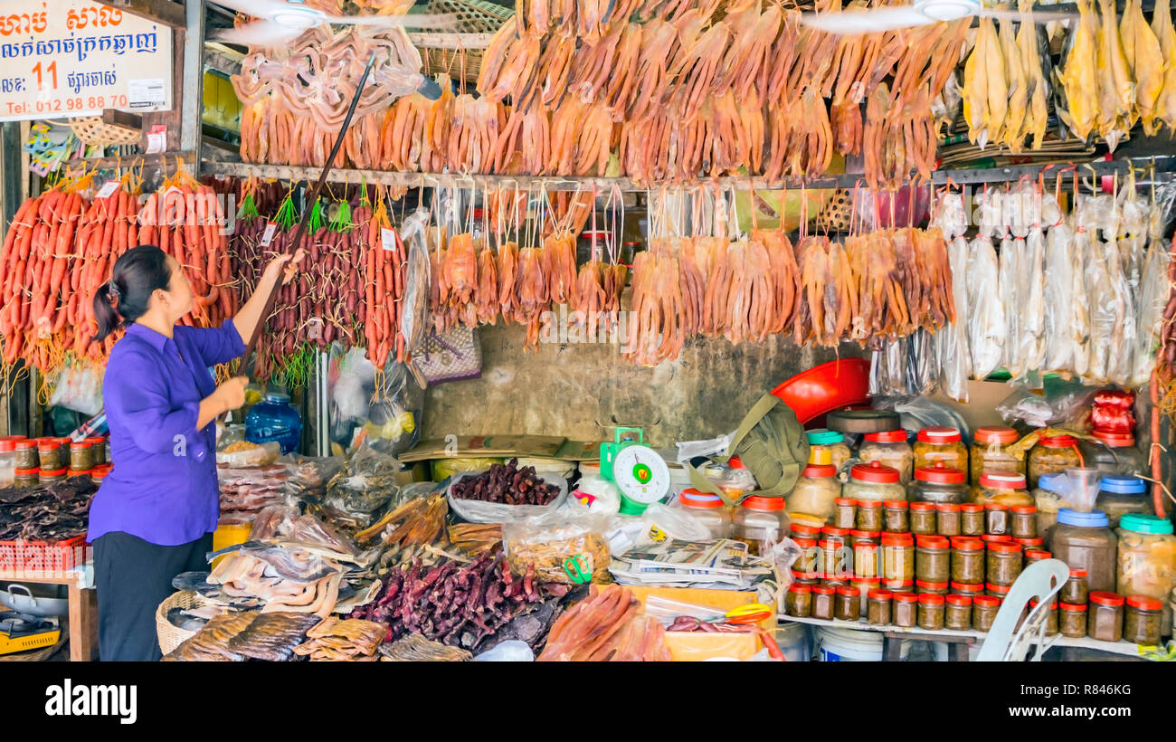 Siem Reap Kambodscha November 24 2017 Asiatische Frau Verkaufer Die Traditionellen Asiatischen Markt Mit Essen Verkauf Einer Vielzahl Von Getrockneten Fisch Und Meeresfruchte Auf Dem Zahler Stockfotografie Alamy