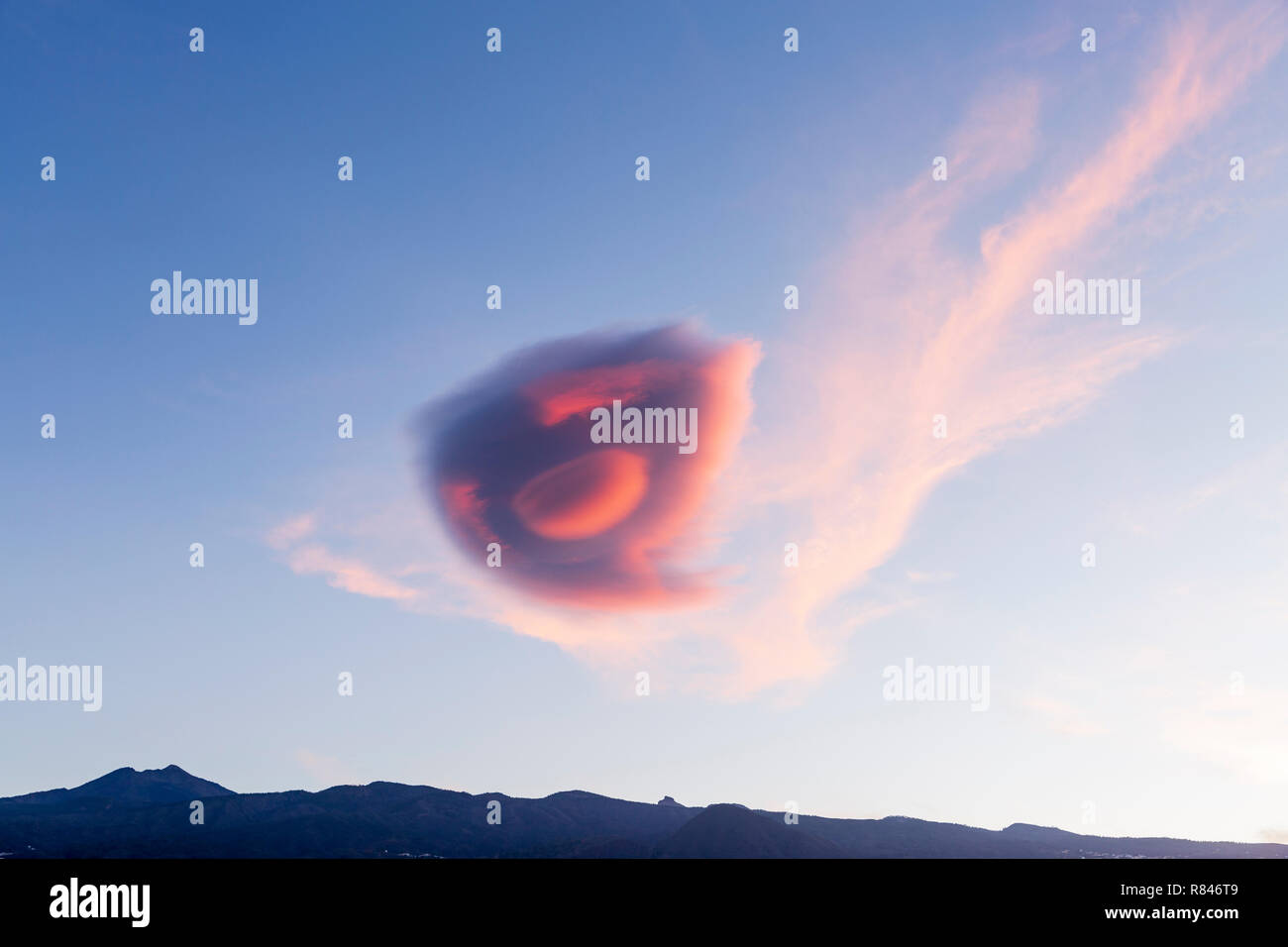 Teneriffa, Kanarische Inseln, Spanien, 13. Dezember 2018. Ungewöhnliche lenticular Wolkenbildung mimicing Die klassische UFO Raumschiff Form wird auf Teneriffa Stockfoto