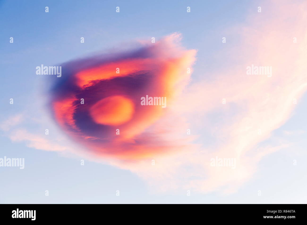 Teneriffa, Kanarische Inseln, Spanien, 13. Dezember 2018. Ungewöhnliche lenticular Wolkenbildung mimicing Die klassische UFO Raumschiff Form wird auf Teneriffa Stockfoto
