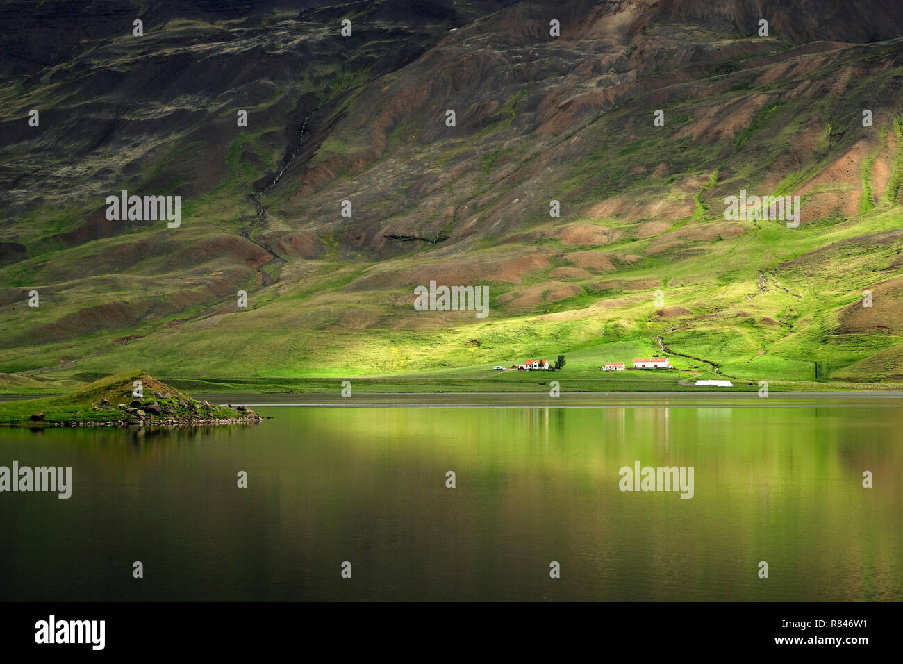 Flecken von Sonnenlicht fangen Flodhidh See und die grüne Sommer Berglandschaft im Norden Islands. Stockfoto