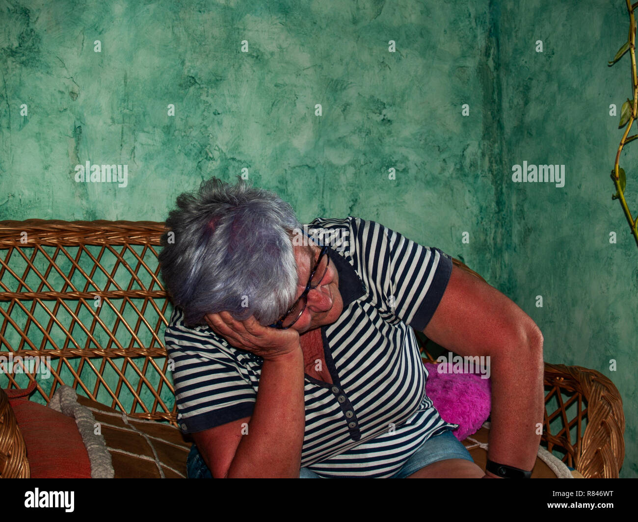 Eine traurige Frau mit ihren Kopf auf ihre Hand, Traurigkeit und Depression Stockfoto