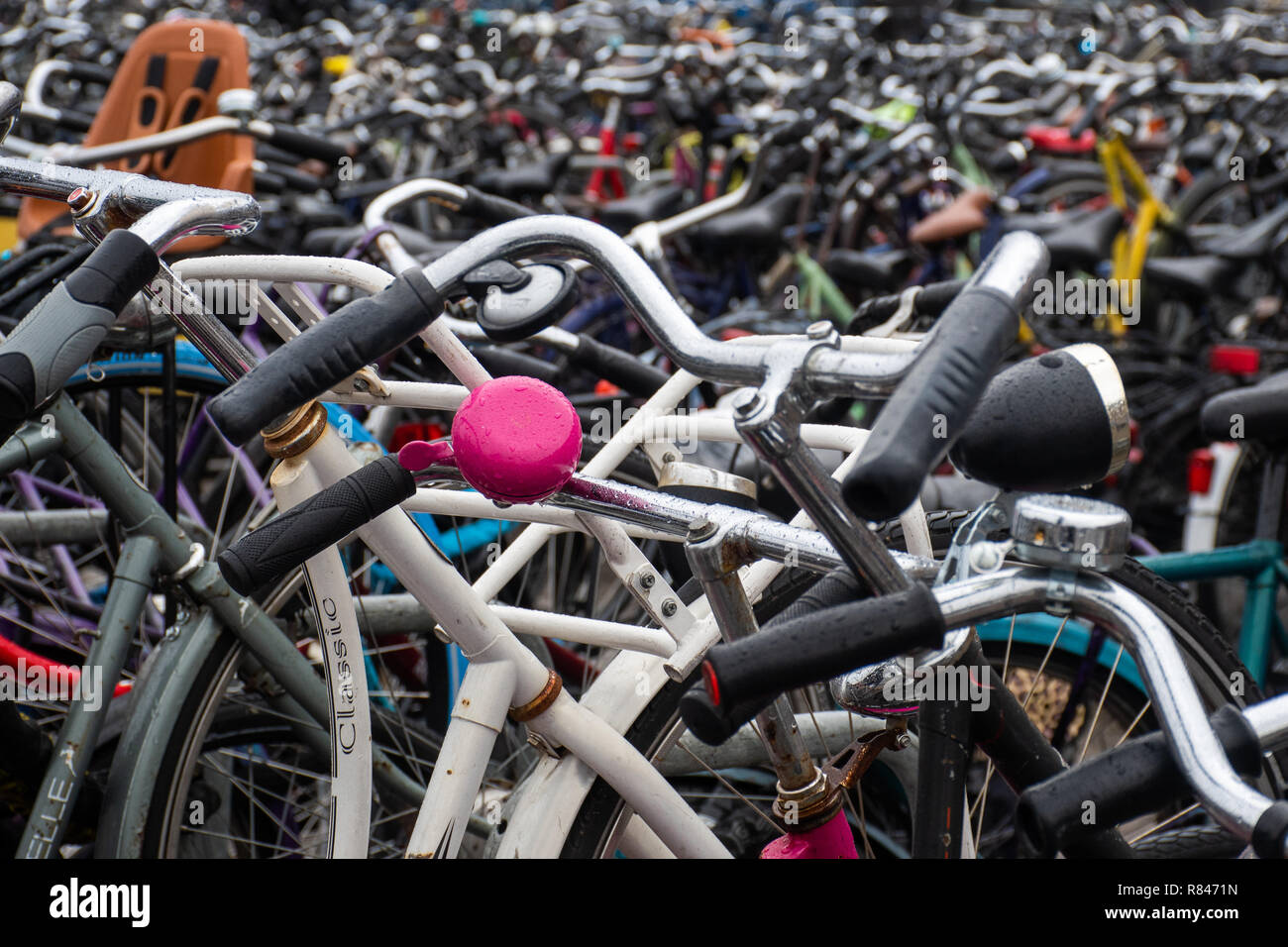 Amsterdam Niederlande-7 Dezember 2018: Riesige Gruppe von Bike Lenker im Zentrum von Amsterdam Bike Park Stockfoto