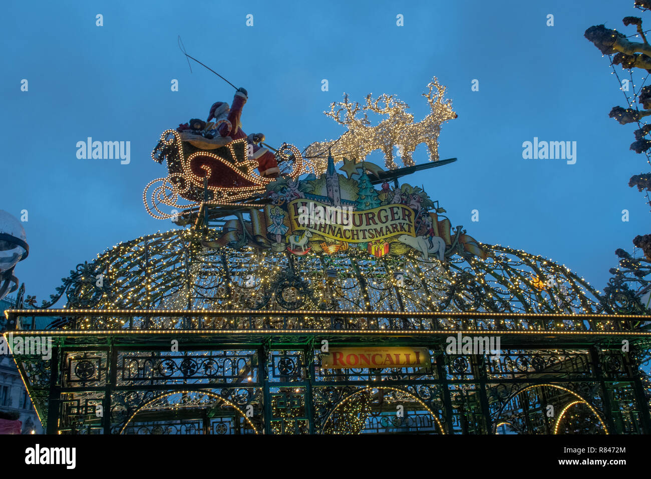 Hamburg Deutschland - vom 8. Dezember 2018: Schild mit Weihnachtsmann auf Schlitten oben Hamburg Weihnachtsmarkt in Abend Stockfoto