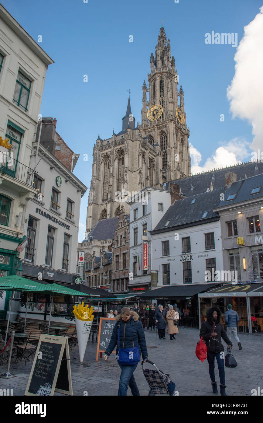 Antwerpen, Belgien - 10. Dezember 2018: Antwerpen Stadtplatz mit Käufern von Antwerpener Kathedrale übersehen Stockfoto