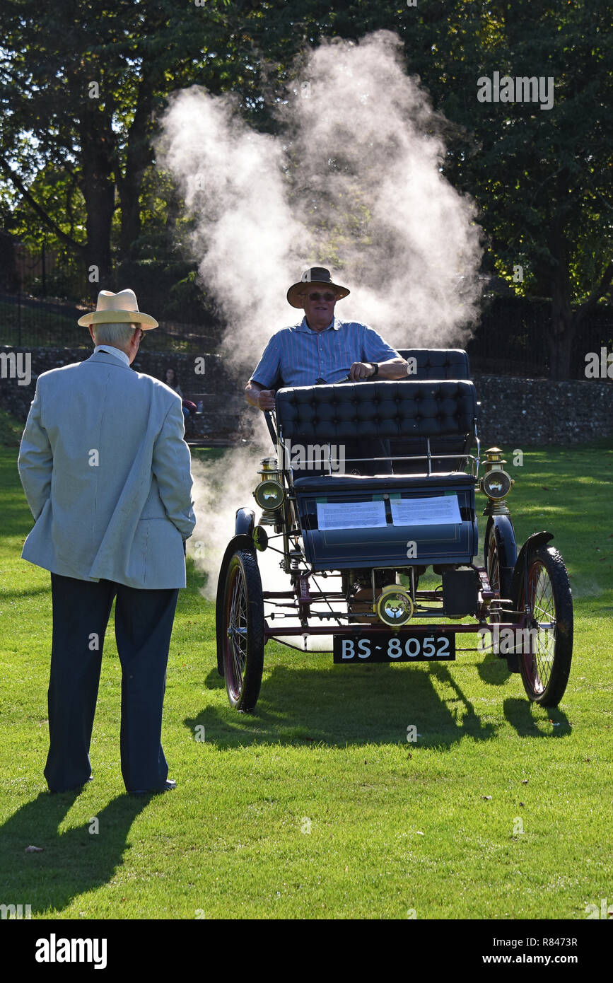 Einen 1903 Stanley Dampf Auto, mit Dampf, an der Priory Park Centenary in Chichester, Südengland Stockfoto