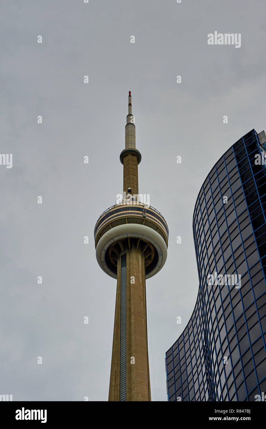 Toronto, Ontario, Kanada - Juni 2016: Der CN Tower an einem bewölkten Sommertag Stockfoto