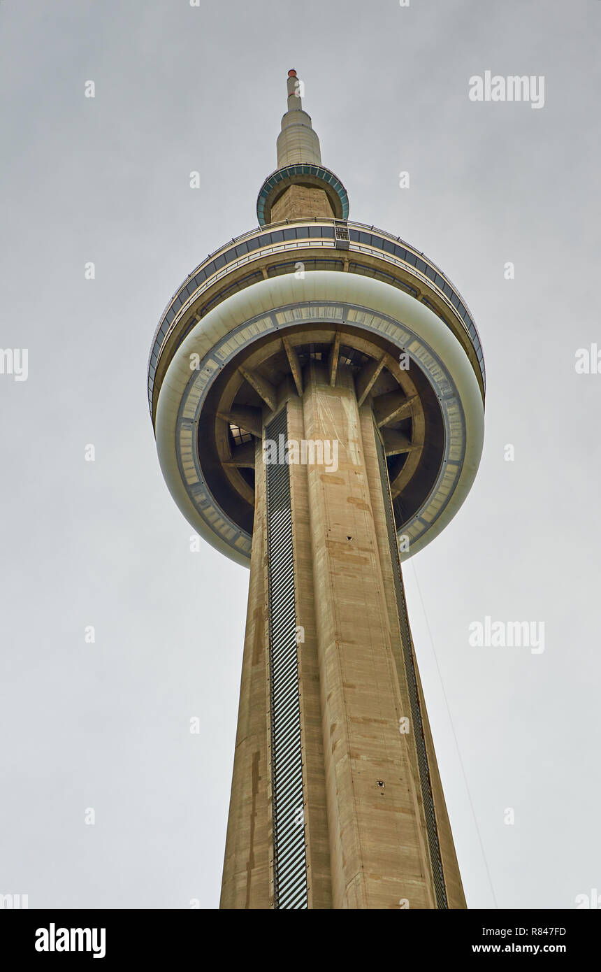 Toronto, Ontario, Kanada - Juni 2016: Der CN Tower an einem bewölkten Sommertag Stockfoto