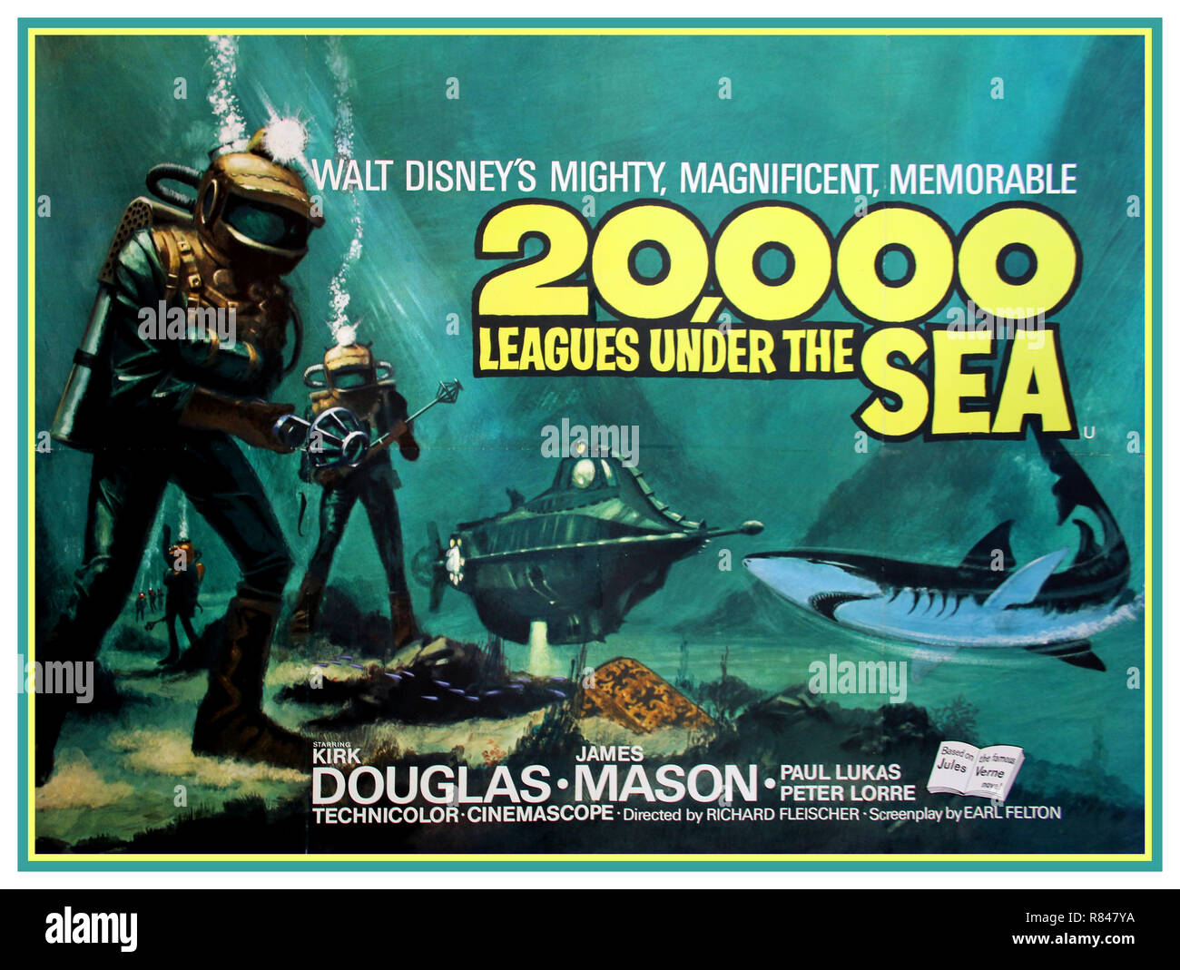 Jahrgang 1954 Film Poster 20000 Meilen unter dem Meer von Jules Verne, mit Kirk Douglas, James Mason Paul Lukas Peter Lorre 20 000 Meilen unter den Meeren: Eine Tour durch die Unterwasserwelt ein klassischer science fiction Abenteuer Roman des französischen Schriftstellers Jules Verne in 187 Film von Walt Disney Productions veröffentlicht. Stockfoto