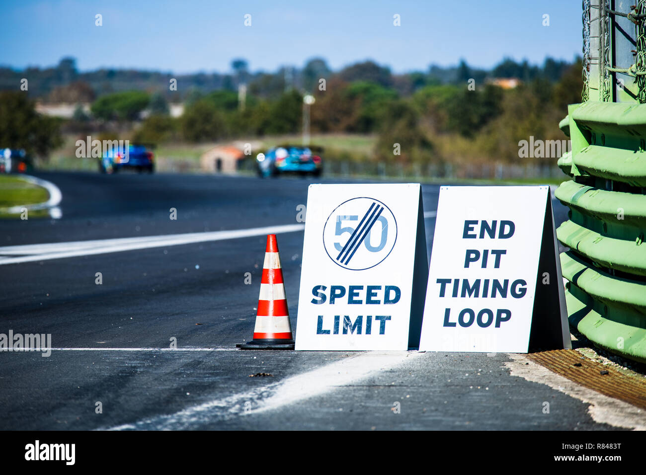 Nahaufnahme von Sms an der Boxenausfahrt im Motorsport Asphaltpiste Stromkreis Tempolimit beenden Stockfoto