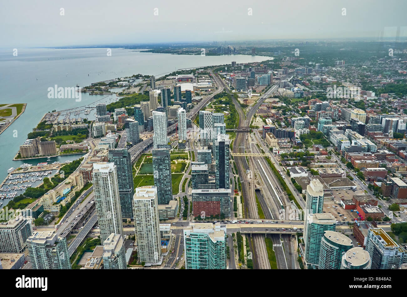 Atemberaubende Luftaufnahme von Toronto Downtown von der Höhenlage Beobachtung Stock in der CN Tower in Toronto, Kanada. Stockfoto