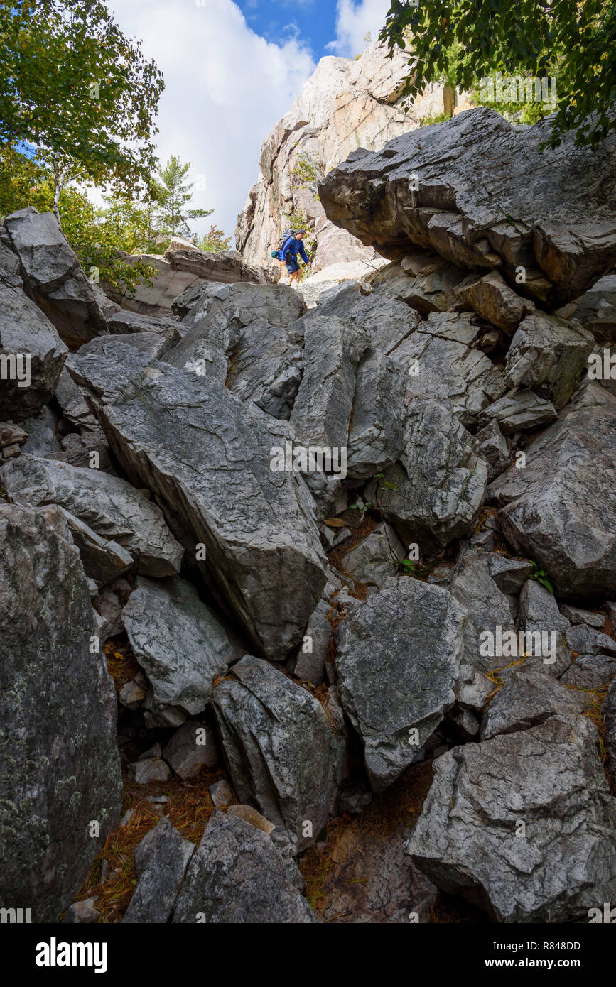 Wanderer klettern der Riss, La Cloche Silhouette Trail, Killarney Provincial Park, Ontario, Kanada Stockfoto