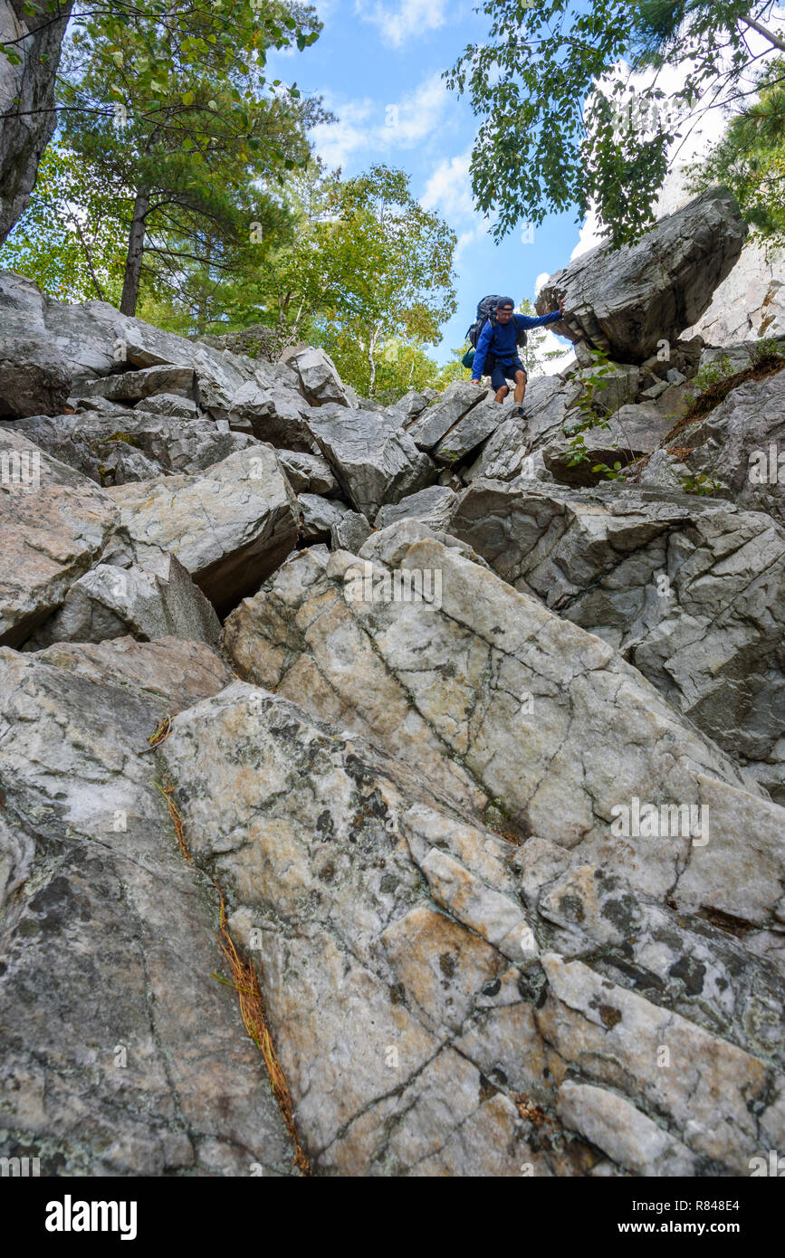 Wanderer klettern der Riss, La Cloche Silhouette Trail, Killarney Provincial Park, Ontario, Kanada Stockfoto