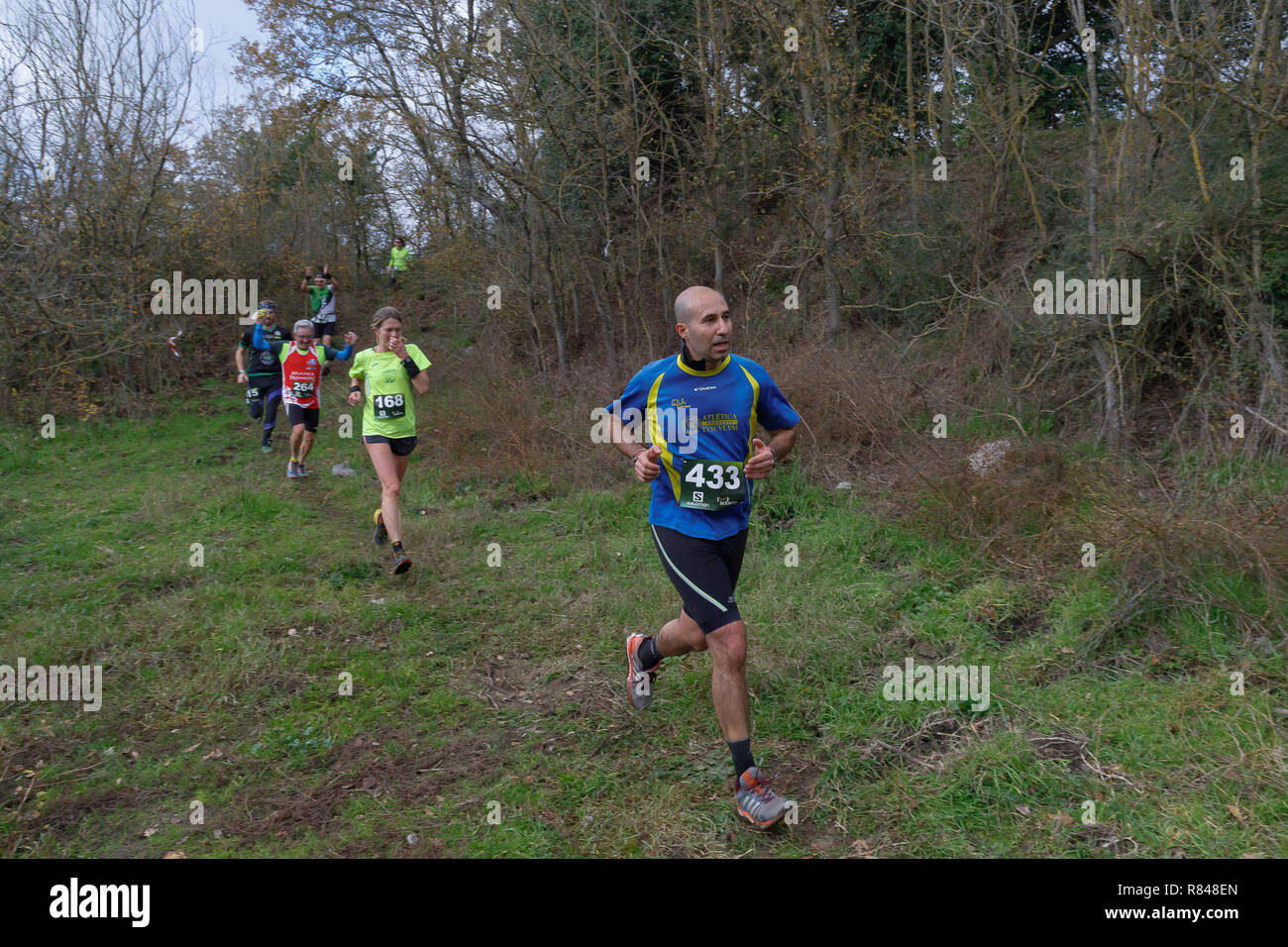 Juiz de Fora (Rom), Italien - 09 Dezember, 2018: Athleten im "Trail dei Due Laghi' Wettlauf konkurrieren in einem 20 km Kurs und einem Tropfen 480 Mete Stockfoto