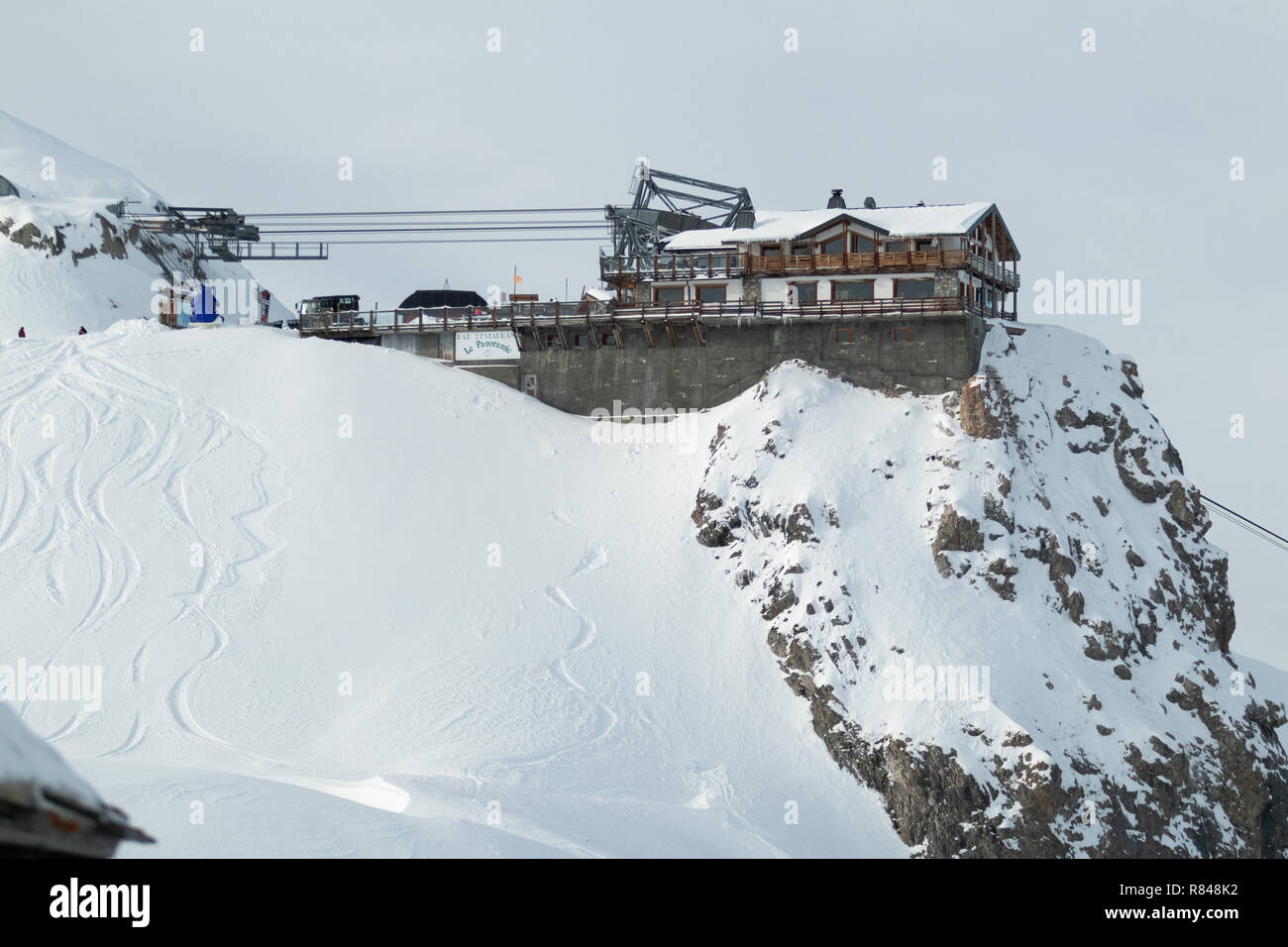 Courchevel Skigebiet Les 3 Vallees Rhone Alpes Savoie Frankreich La Saulire Seilbahn auf die Spitze bei 2800 mt. 3 Täler Französische Alpen winter Resorts Stockfoto