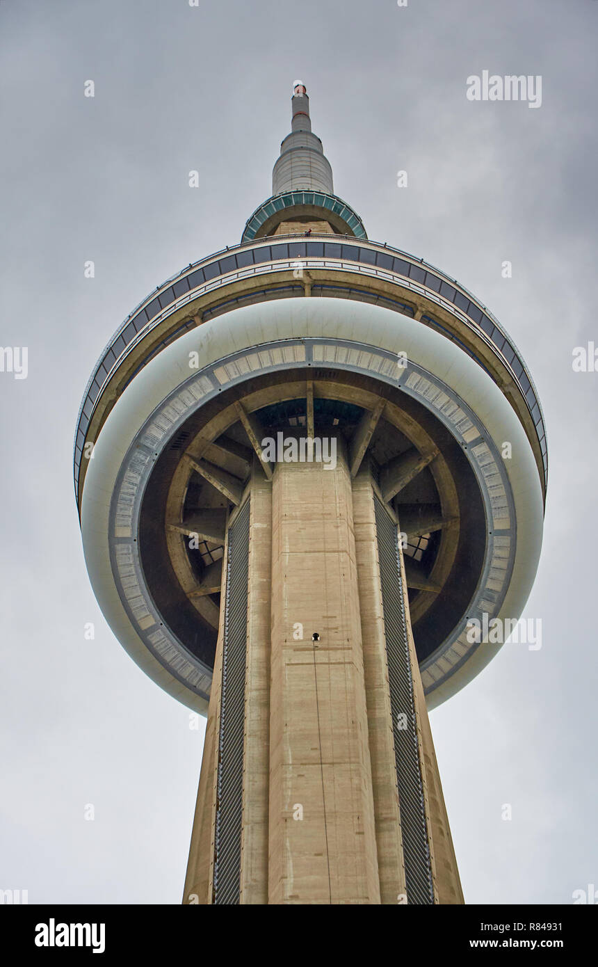 Toronto, Ontario, Kanada - Juni 2016: Der CN Tower an einem bewölkten Sommertag Stockfoto