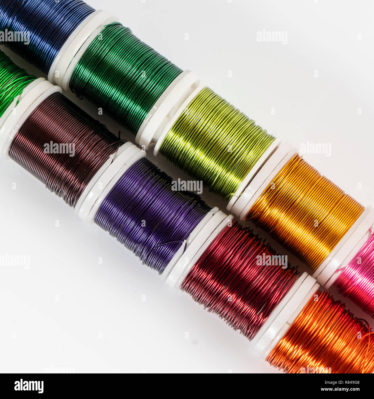 Einige Spulen des farbigen Metallfaden Stockfoto