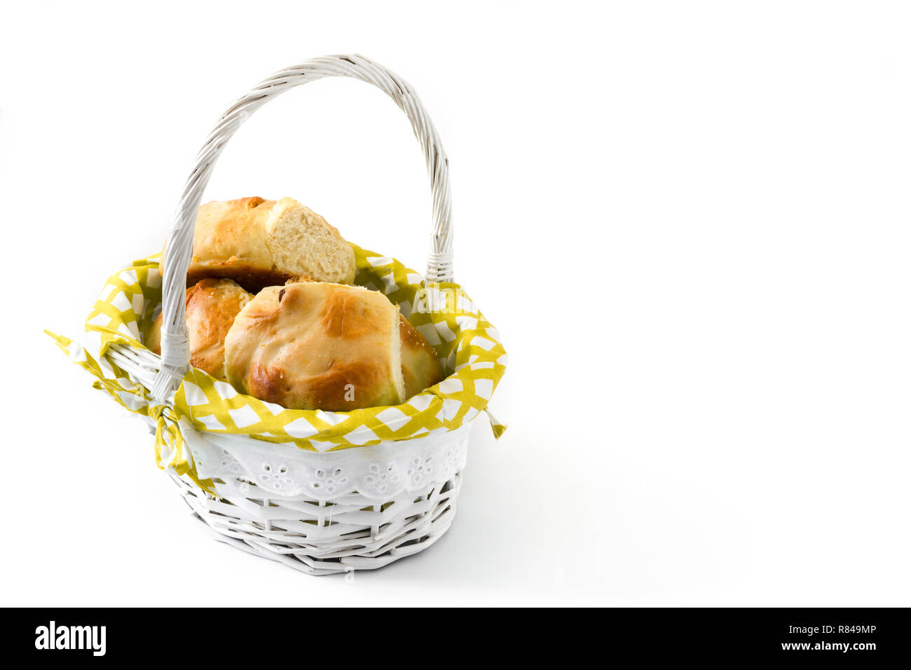 Schöne traditionelle Ostern Hot Cross Buns in einem Korb auf weißem Hintergrund. Copyspace Stockfoto Schöne traditionelle Ostern Hot Cross Buns in einem Korb auf weißem Hintergrund. Copyspace Stockfoto