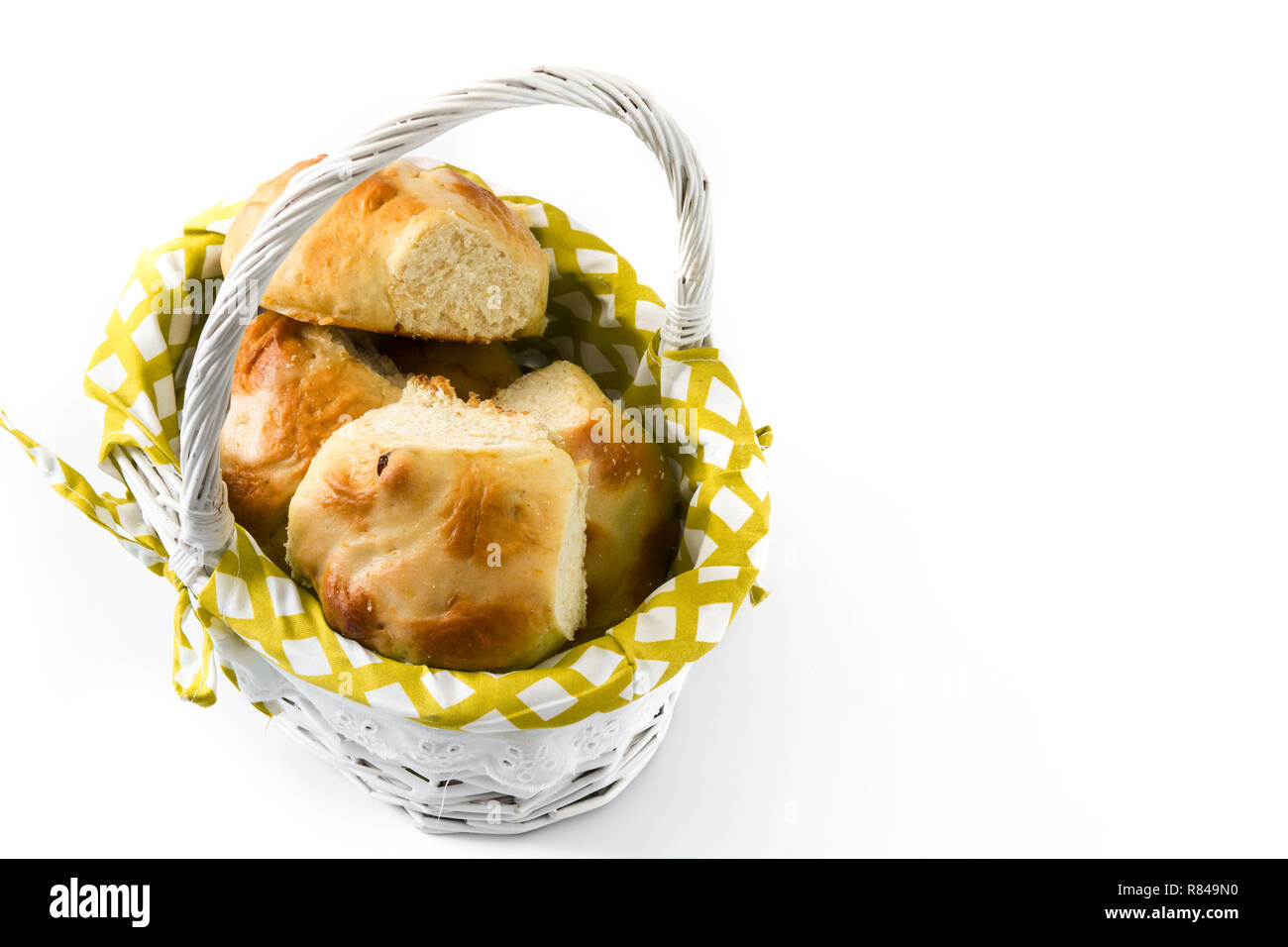 Schöne traditionelle Ostern Hot Cross Buns in einem Korb auf weißem Hintergrund. Copyspace Stockfoto Schöne traditionelle Ostern Hot Cross Buns in einem Korb auf weißem Hintergrund. Copyspace Stockfoto
