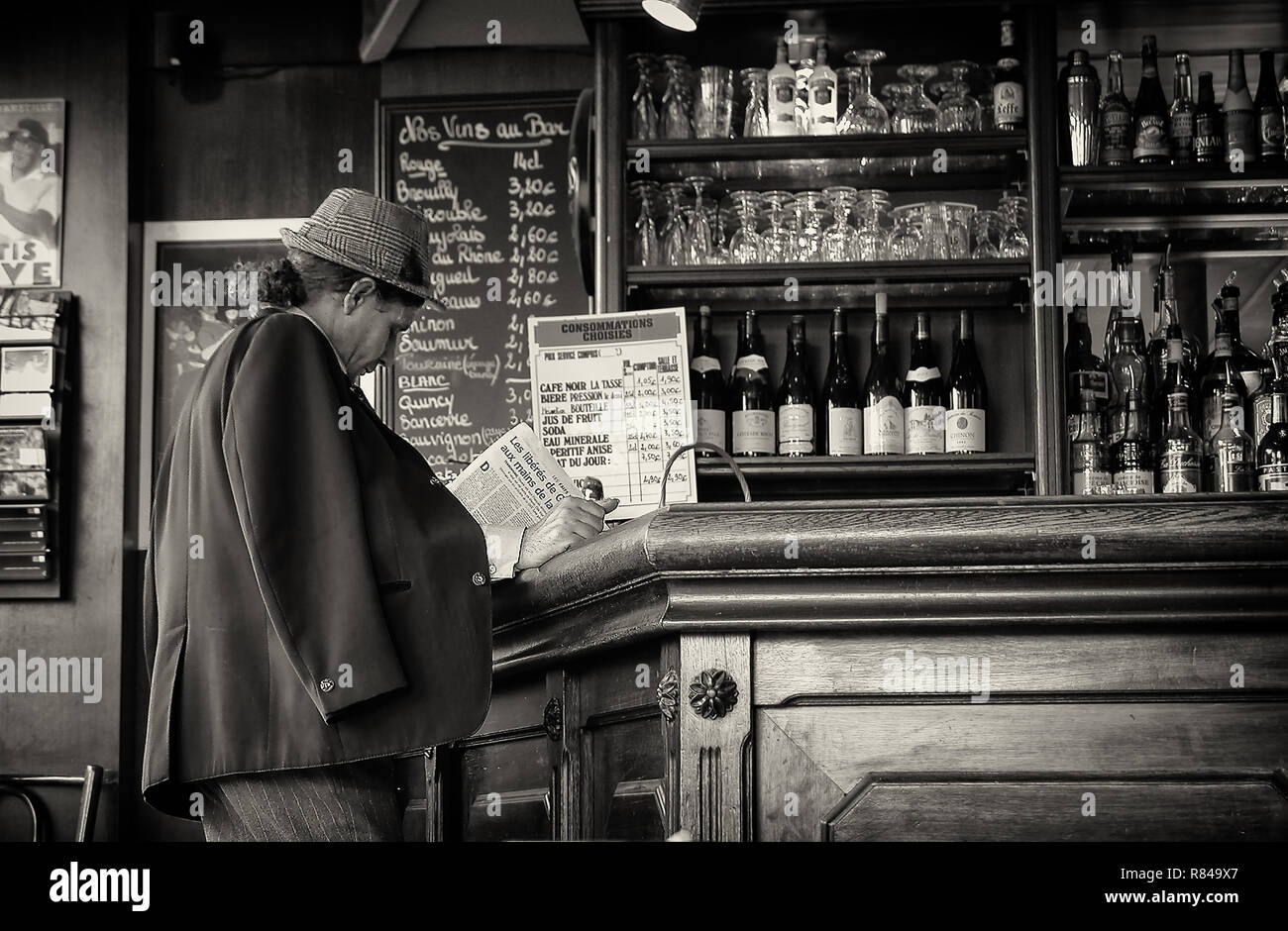 Le Quartier: An der Bar bei 116, Rue Mouffetard, Latin, Paris, Frankreich. Schwarz und Weiss Stockfoto