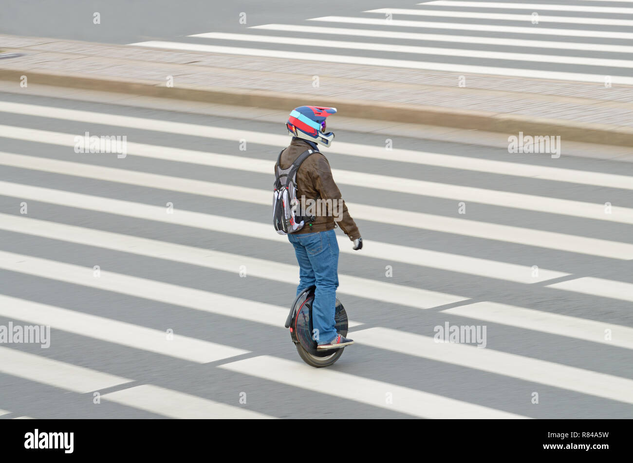 Elektrische Rad für Bewegung. ein Mann reitet er durch die Straßen der Stadt. Stockfoto