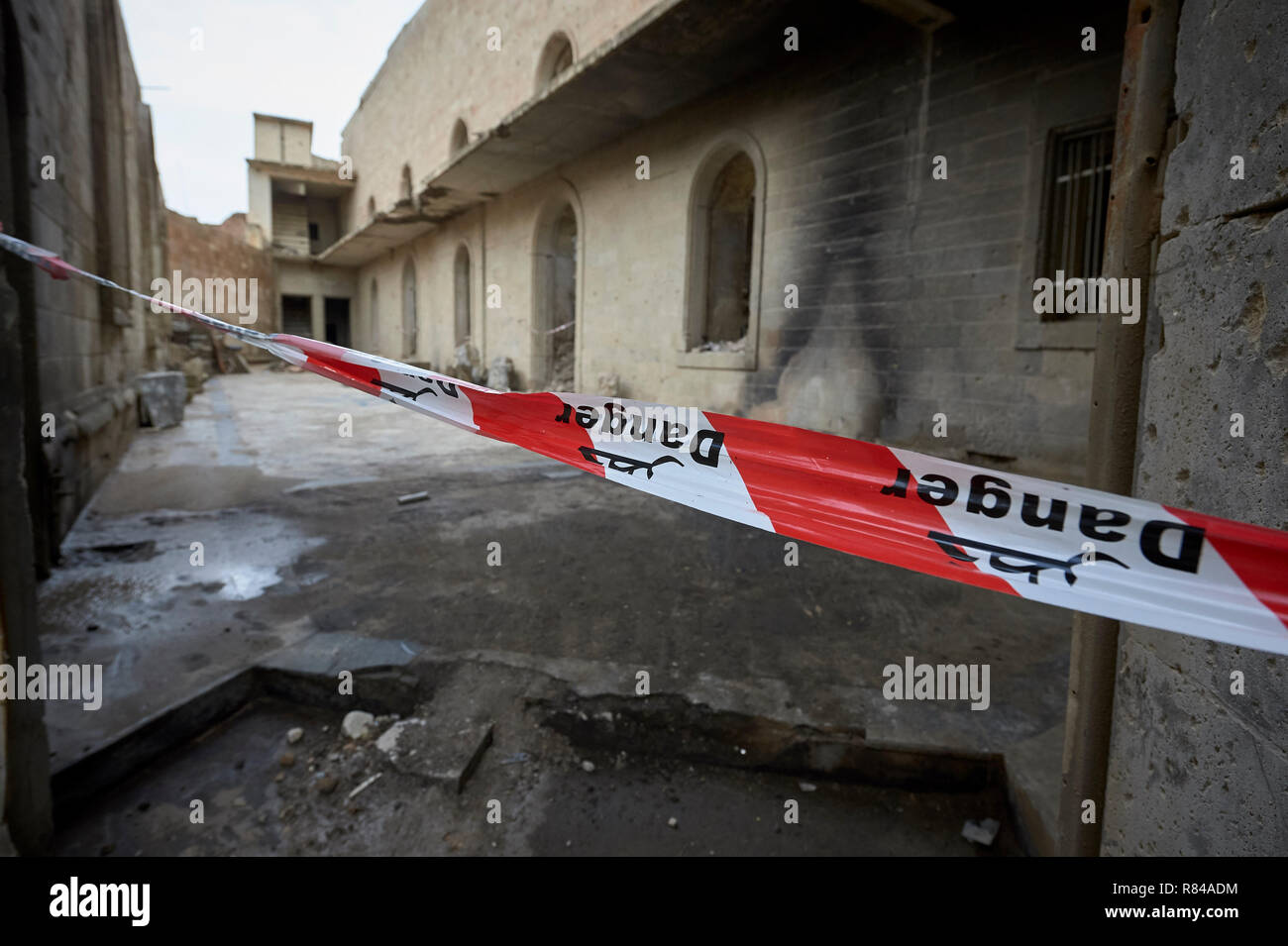 Eine beschädigte Kirche in der alten Stadt von Mosul, Irak, als unsicher wegen der Gefahr von Blindgängern gekennzeichnet und Improvised Explosive Devices. Stockfoto