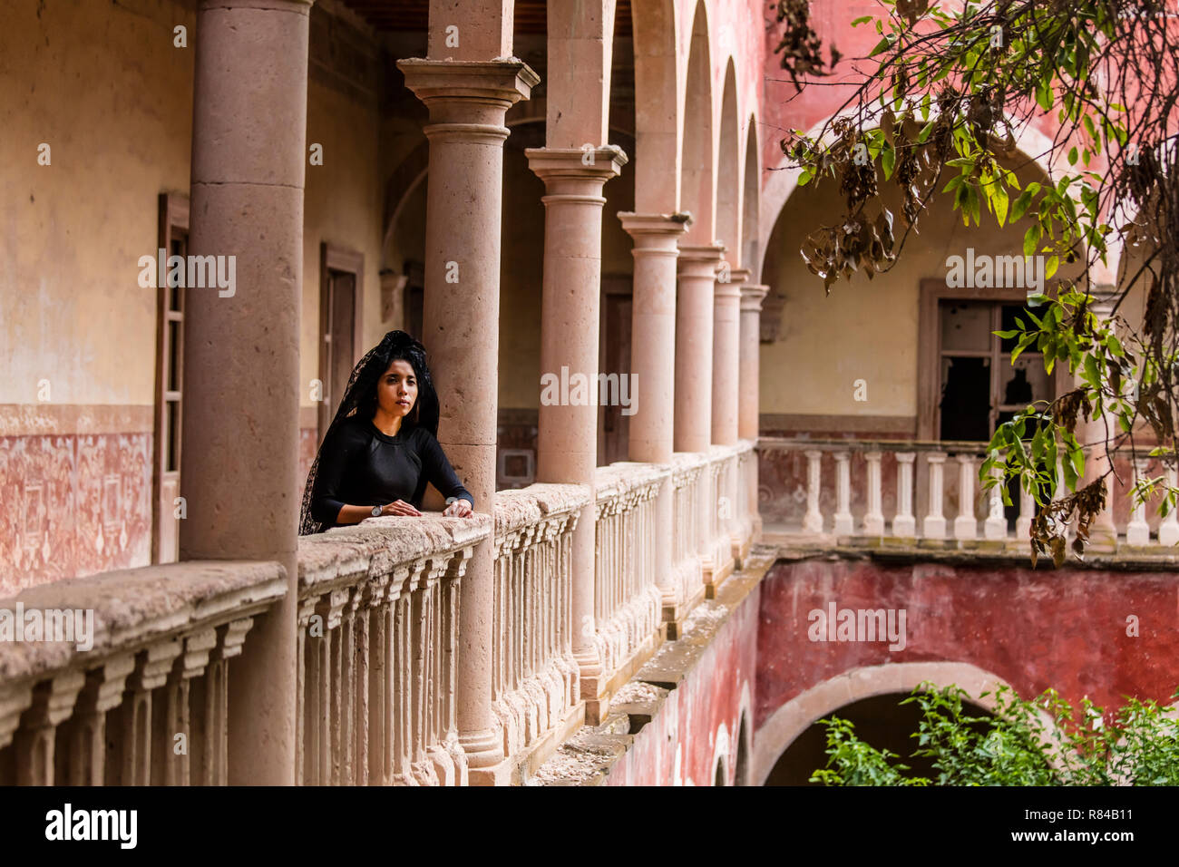 Eine 20 Jahre alte mexikanische Frau, gekleidet in einem traditionellen MANTILLA während Ostern im JARAL DE BERRIOS, einer historischen Hacienda SAN FELIPE, Mexiko abgenutzt Stockfoto