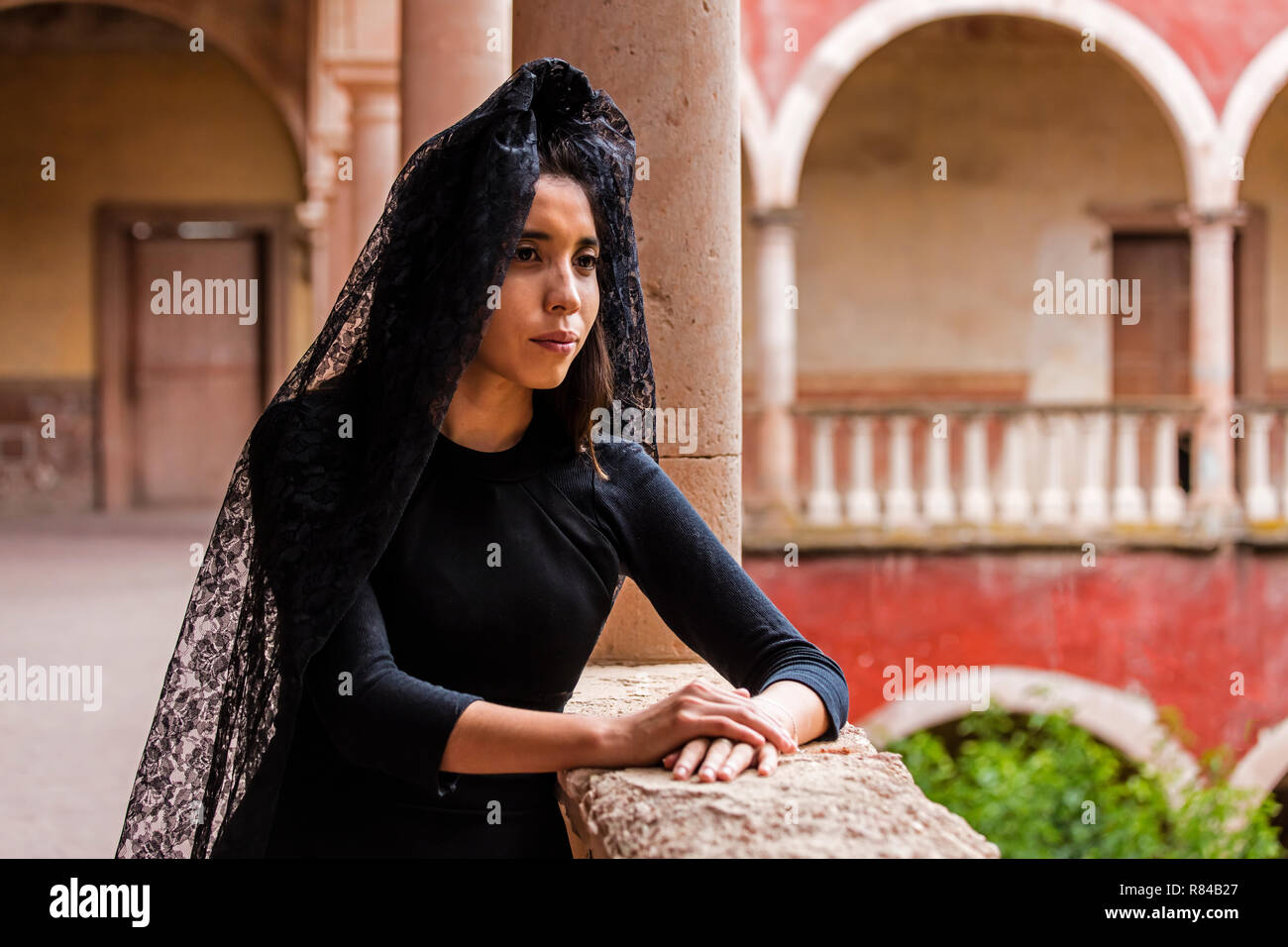 Eine 20 Jahre alte mexikanische Frau, gekleidet in einem traditionellen MANTILLA während Ostern im JARAL DE BERRIOS, einer historischen Hacienda SAN FELIPE, Mexiko abgenutzt Stockfoto