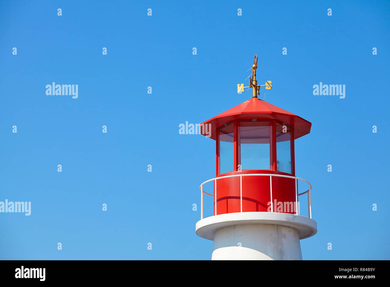 Red Top von einem Leuchtturm gegen die blauen wolkenlosen Himmel. Stockfoto