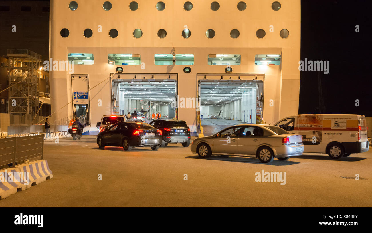 Fahrzeuge und Motorradfahrer Board der Moby Line Fähre auf die Insel Sardinien, in Italien, aus dem Hafen von Livorno. Stockfoto