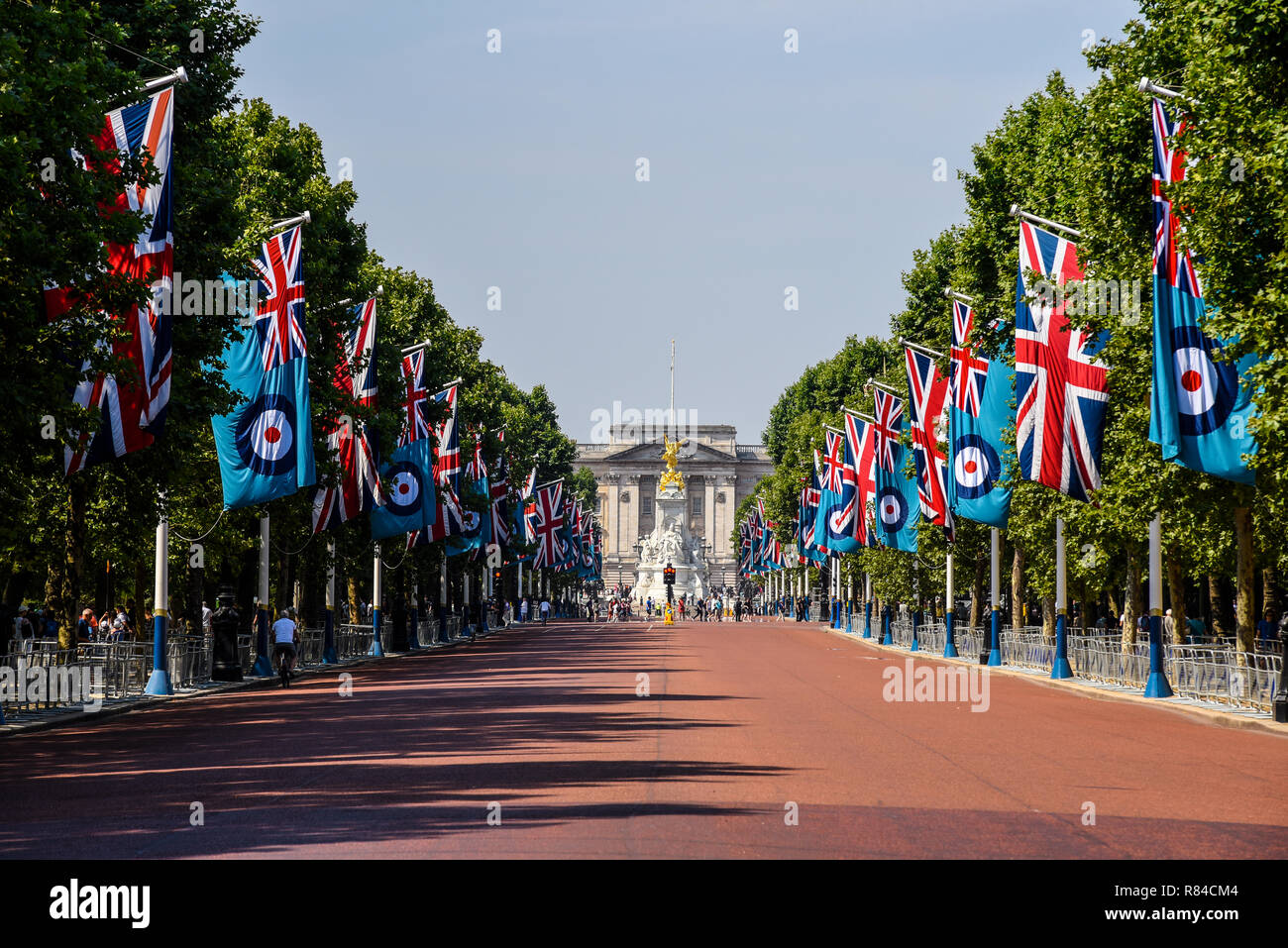 Die Mall in Richtung Buckingham Palace suchen, gesäumt mit Royal Air Force ensign Fahnen und Union Jack Fahnen der 100-Jahrfeier der RAF zu feiern. Stockfoto