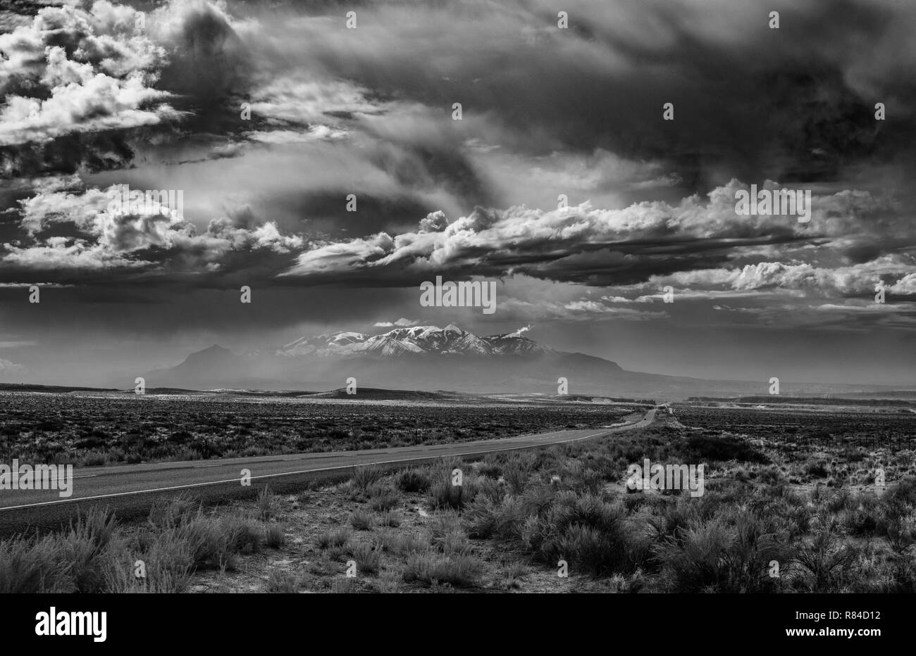 Schwarz und Weiß von einem Utah Highway an einem stürmischen Tag. Stockfoto