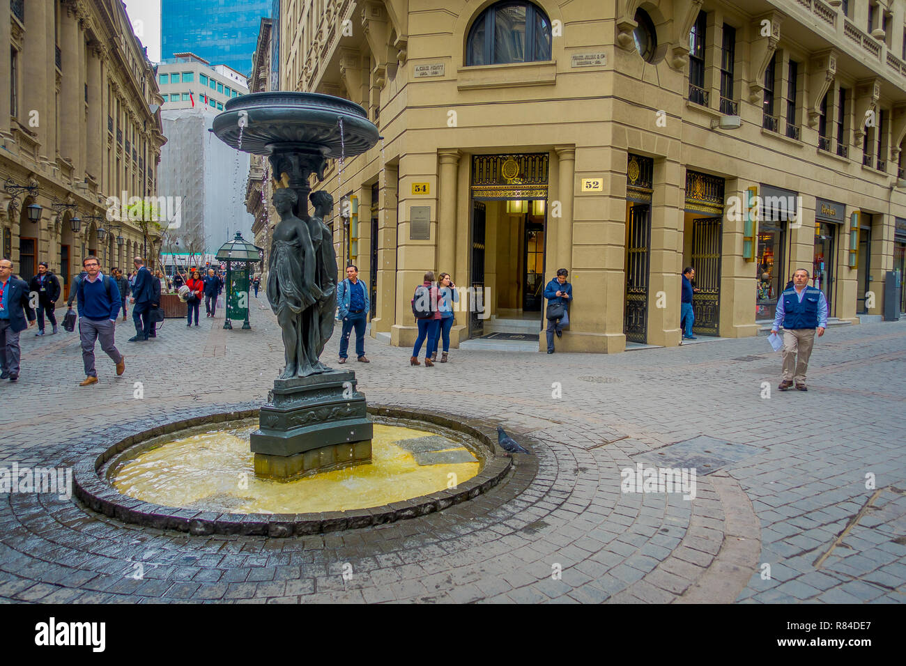 SANTIAGO, CHILE - 14. SEPTEMBER 2018: unbekannte Menschen zu Fuß am Platz in einem Brunnen im historischen Zentrum von Santiago de Chile Stockfoto