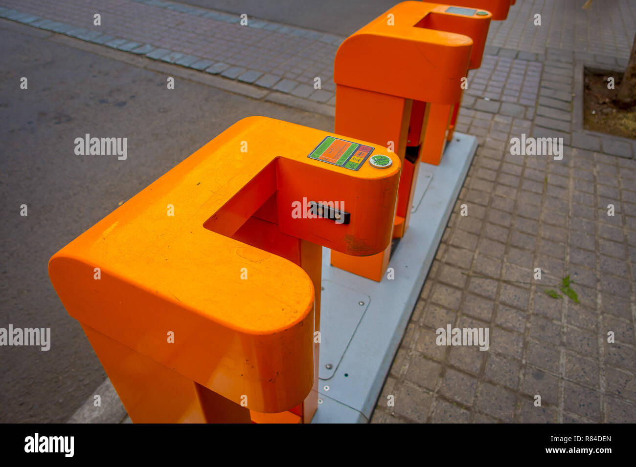 SANTIAGO DE CHILE - Oktober 09, 201: Im Freien von orange Maschine Fahrrad station in Downtown in Santiago de Chile. Stockfoto