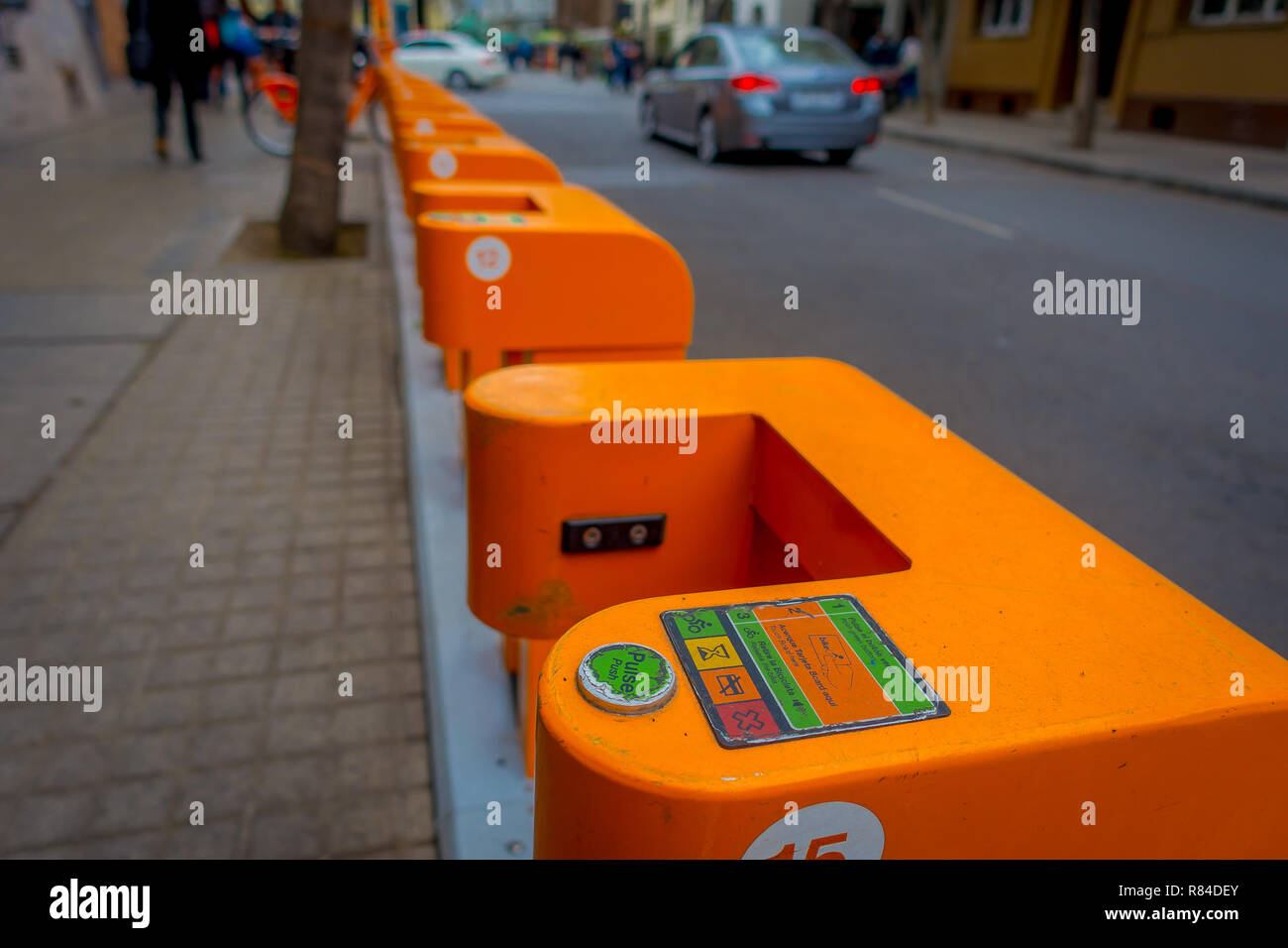 SANTIAGO DE CHILE - Oktober 09, 201: Im Freien von orange Maschine Fahrrad station in Downtown in Santiago de Chile. Stockfoto