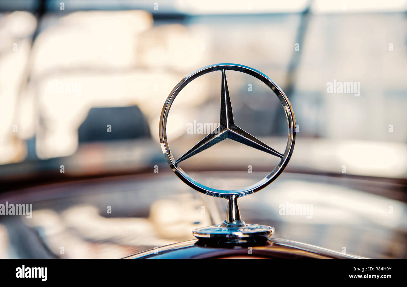 Mercedes Zeichen Stockfotos Und Bilder Kaufen Alamy