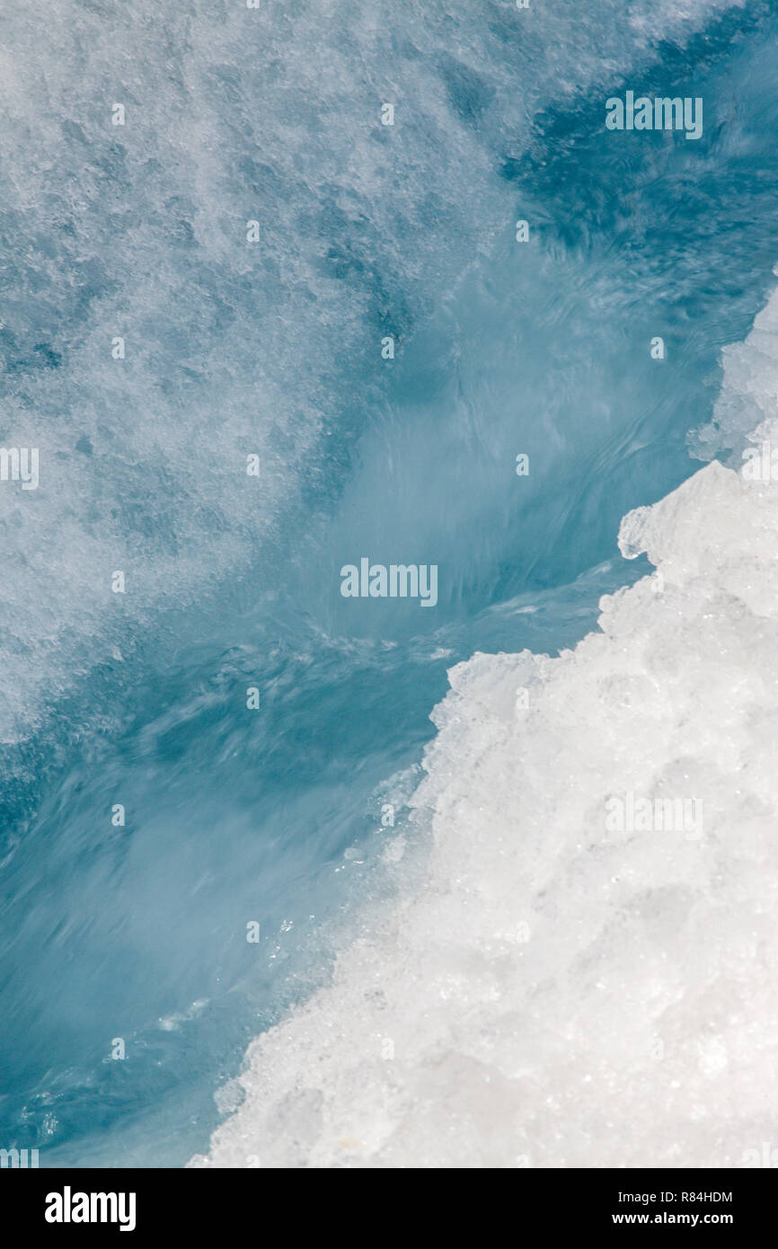 Icefields Parkway in Jasper National Park, Alberta, Kanada. Ströme von icy blue Gletscherwasser durch das Eis auf der Athabasca Gletscher fließt. Stockfoto
