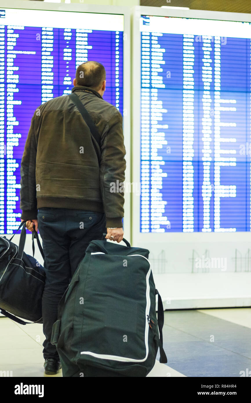 Passagier an Bord Zeitplan suchen Stockfoto