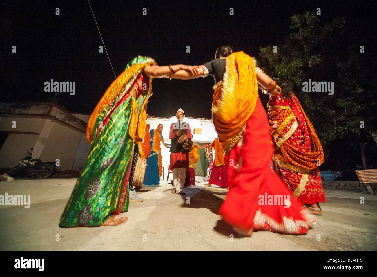 Gruppe indischer Womans tragen bunte Saris Durchführen einer traditionellen Tanz an Kumaoni Chotti Büchel, Kaladhungi, Uttarakhand, Indien Stockfoto