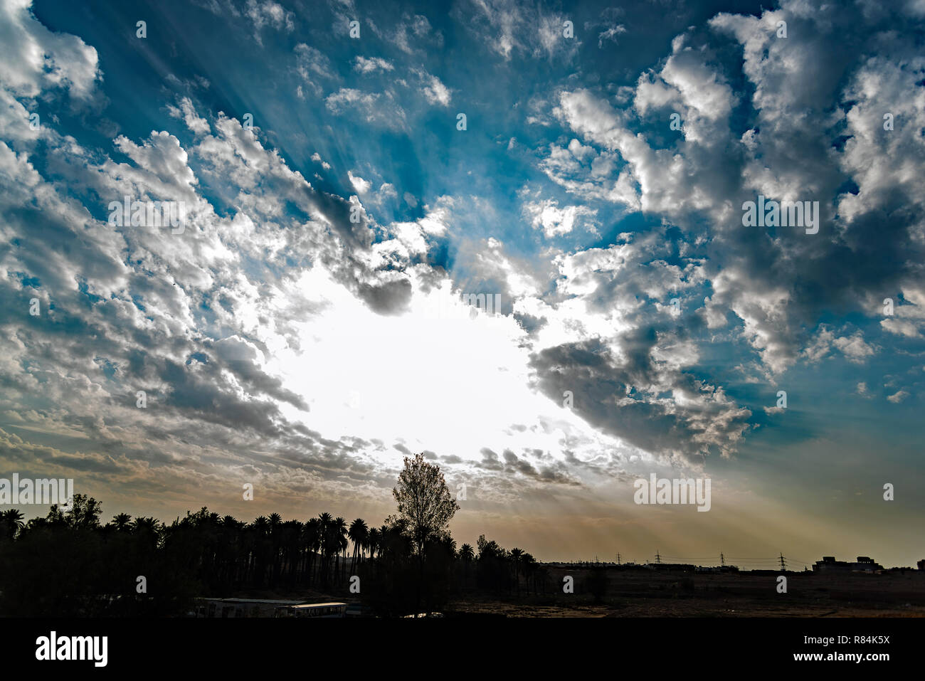 Himmel und Wolken mit Sun Stockfoto
