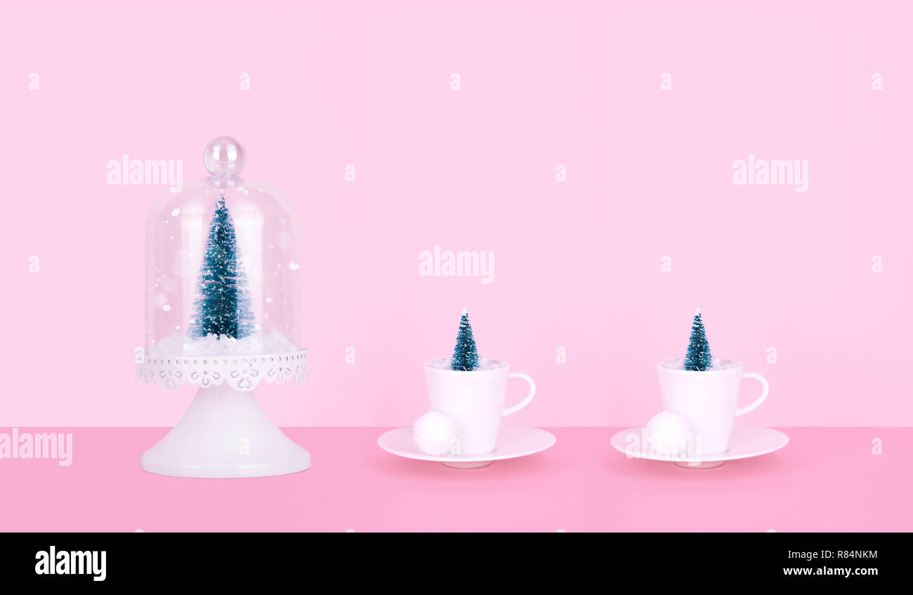 Kreative Weihnachten Design auf Rosa pastellfarbenen Hintergrund mit Weihnachtsbaum. Weihnachten und Urlaub Konzept. Stockfoto