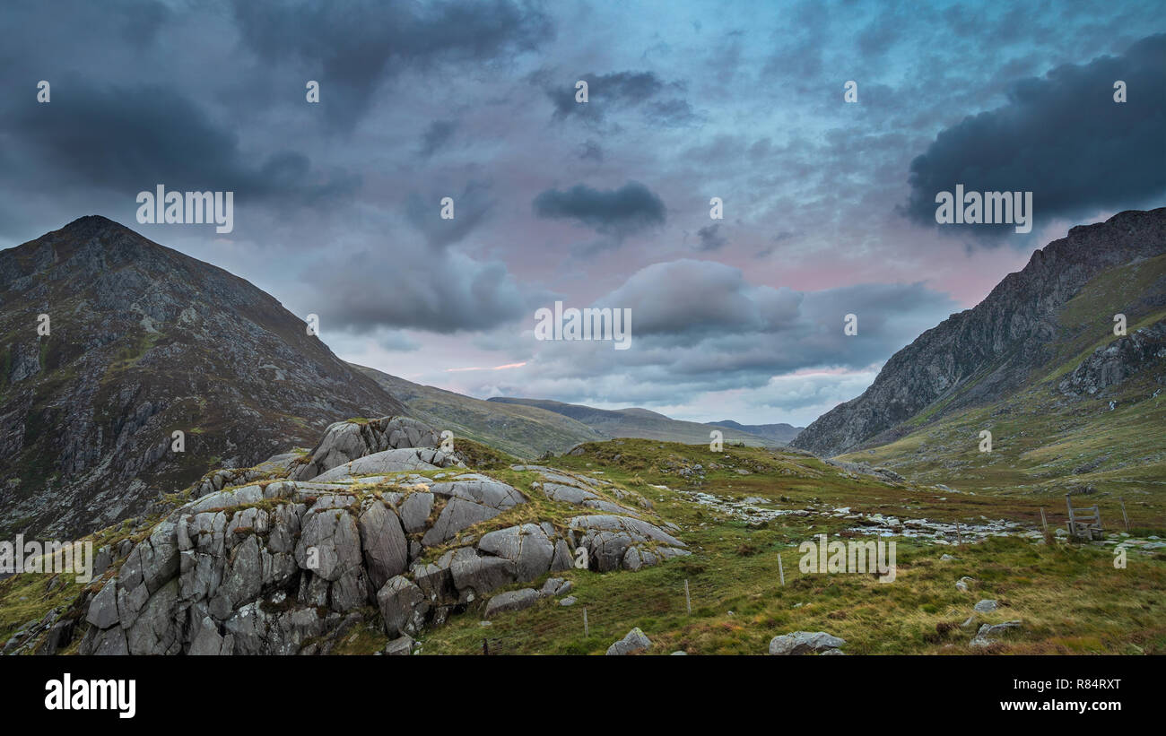 Schöne stimmungsvolle Landschaft Bild von Nant Francon Tal in Snowdonia bei Sonnenuntergang im Herbst Stockfoto