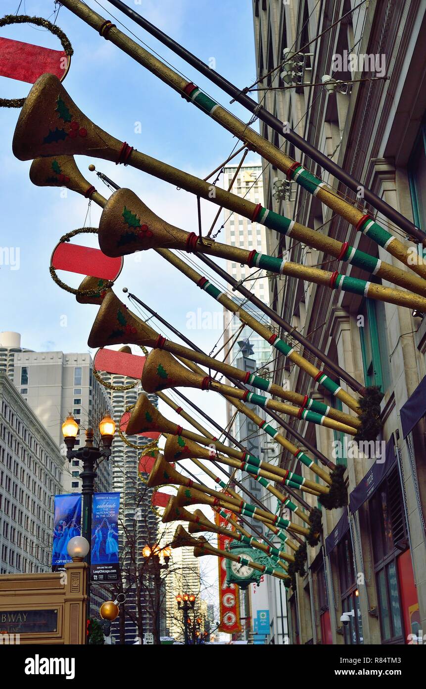 Chicago, Illinois, USA. Das Kaufhaus Macy's in der State Street in Chicago für Weihnachten dekoriert. Stockfoto