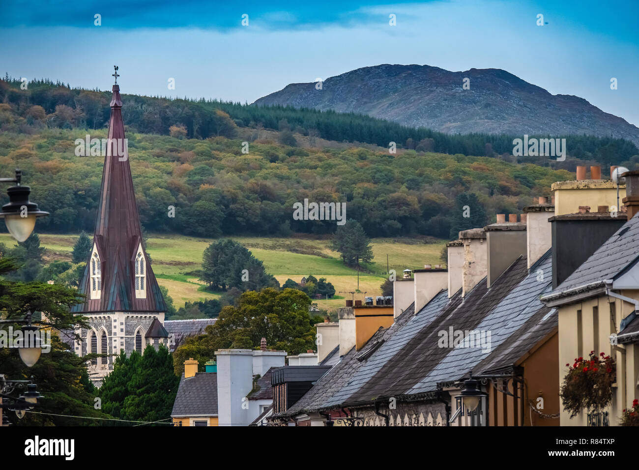 Die charmante kleine Stadt Kenmare (kleines Nest), am Ring of Kerry und den Ring of Beara, im Süden der Grafschaft Kerry, Irland. Stockfoto