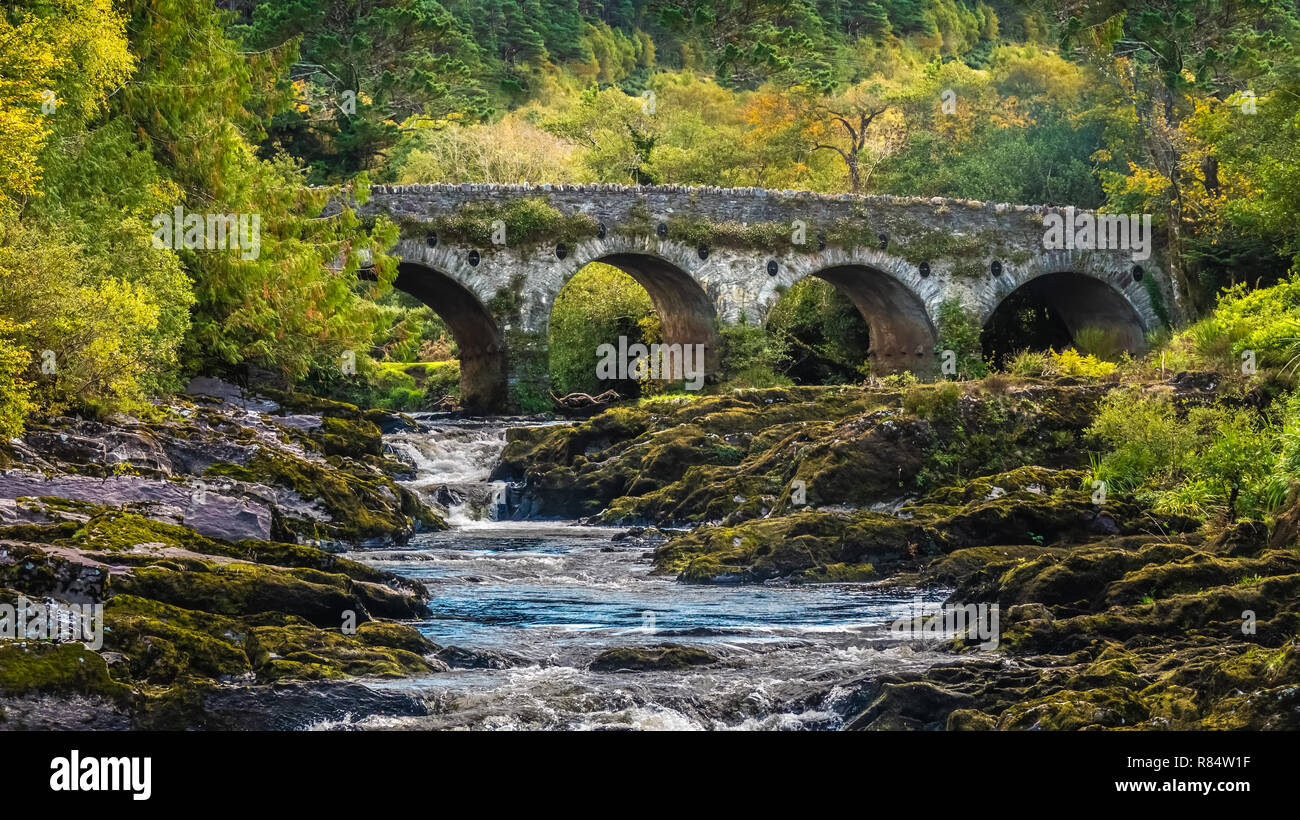 Alte Brücke (1777), Sheen Falls, Kenmare, County Kerry, Irland Stockfoto