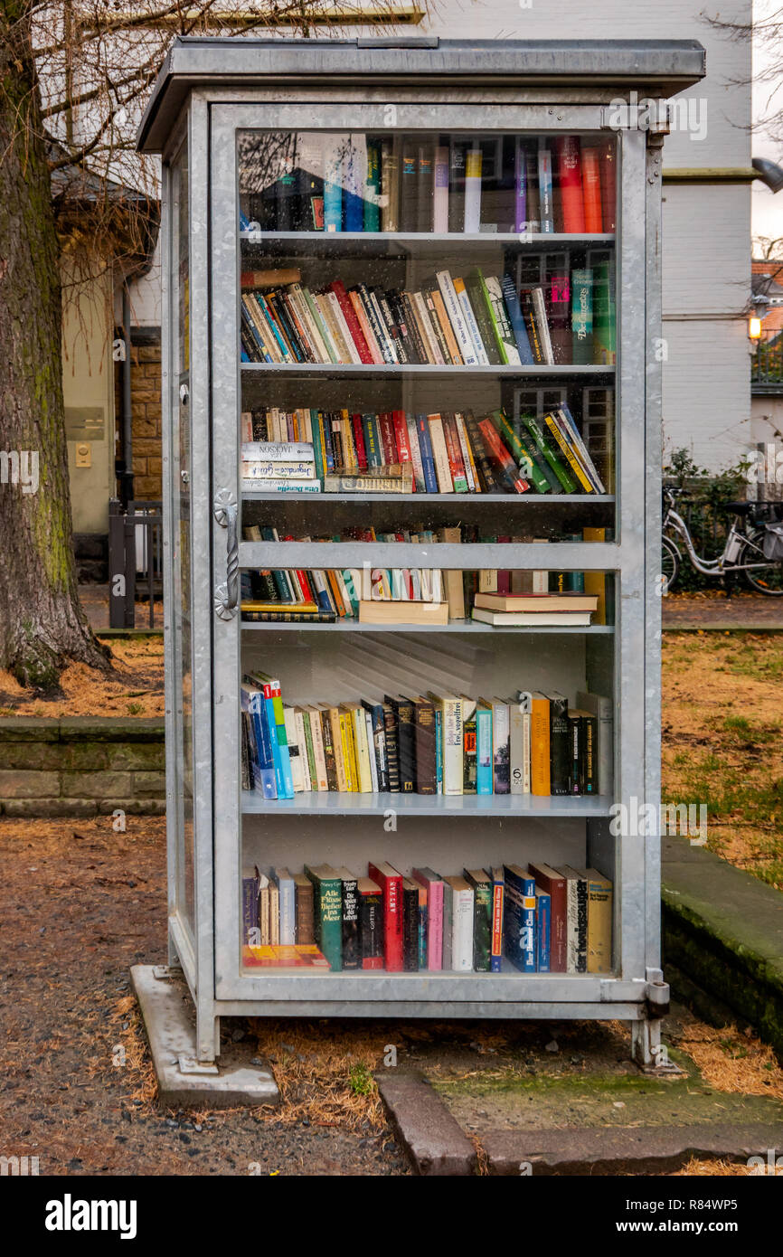 Goslar, Deutschland, 11. Dezember, 2018: öffentliche Leihbibliothek in der Fußgängerzone für die kostenlose Ausleihe von Büchern für alle Stockfoto